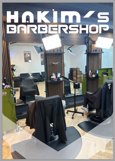Interieur van Hakim's Blade&Fade met het logo aan de wand en de kappersstoelen